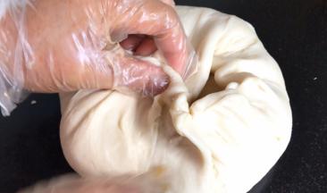 让水油皮面饼，包裹住酥皮面饼