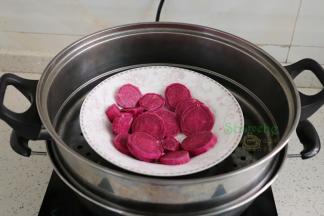 紫薯洗净去皮切块，蒸锅倒入适量的水，隔水放入蒸锅，蒸煮，取出，用勺子捣碎。