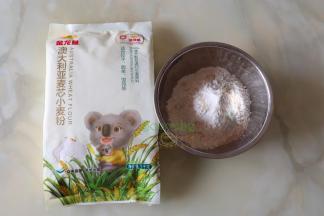 200克金龙鱼澳大利亚麦芯粉、110克水、1克酵母，拌均揉搓光滑面团，这是白面团。