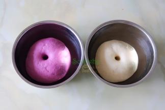 紫薯面团和白面团，分别分别放入二个盘子，盖上一块湿布，室温下40分钟，发酵至原来的二倍大。