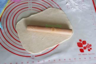 取一个白面团，用擀面杖干燥长条形，