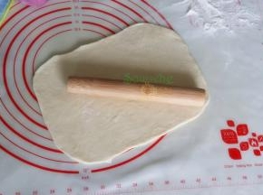 取一个白面团，用擀面杖干燥长条形，