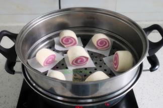 把馒头均匀放入蒸锅，盖上盖子静放10分钟，进行第二次发酵。蒸锅倒入适量的水，隔水放入蒸格，大火蒸12分钟，即可。