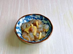 首先将虾去皮，去虾线，放入器具中，加入料酒，姜丝腌制10分钟。