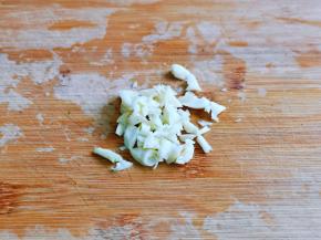 大蒜去皮，切碎。