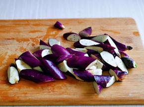 茄子洗干净，切菱形块。