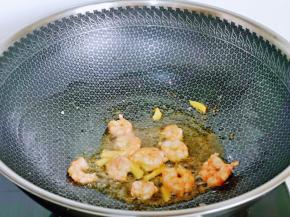 起油锅，加入腌制好的虾仁煸炒制变色，盛出备用。