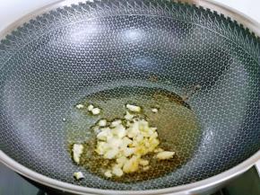 另起油锅，加入切好的蒜炒香。