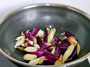 再加入茄子块煸炒。