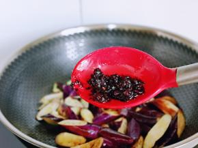 再加入牛肉辣酱。