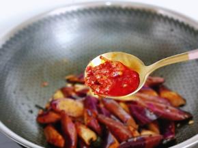 加入小龙虾辣酱。