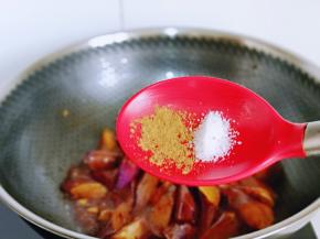 按个人口味加入盐，再加入十三香，加入2汤勺纯净水，烧开后转小火2分钟。