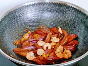 加入煸炒过的虾仁，翻炒1分钟关火出锅。