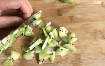 猕猴桃去皮，洗净后切成小丁