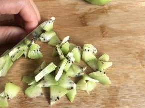 猕猴桃去皮，洗净后切成小丁