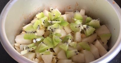 接着铺一层雪梨、猕猴桃