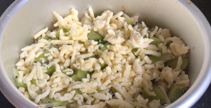 再铺一层马苏里拉芝士碎