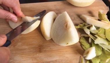 雪梨去皮，洗净，去核