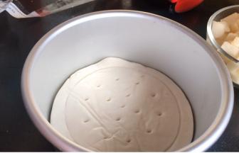 把披萨饼放在6寸的蛋糕模具内，同时烤箱220度预热10分钟