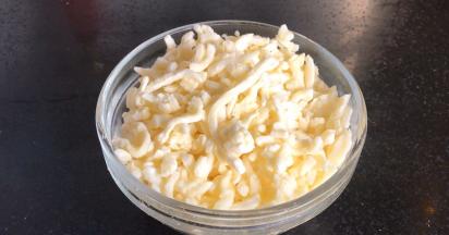 把马苏里拉芝士碎也从冰箱取出，备用