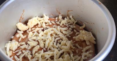 撒上一层马苏里拉芝士碎