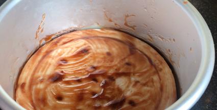 均匀的涂抹一层披萨酱