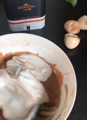 再把剩下的蛋白霜全部加入，同样的方式翻拌均匀