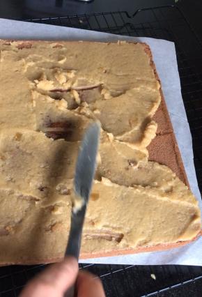 铺上一层自己喜欢的果酱