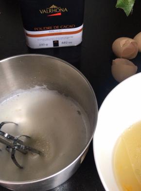 启动打蛋器高档打发至干性发泡，加入第三次白糖，继续打发至干性蓬松状态