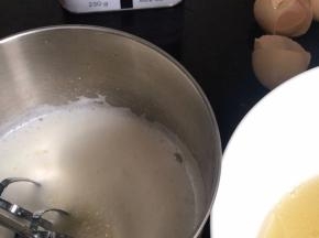 启动打蛋器高档打发至干性发泡，加入第三次白糖，继续打发至干性蓬松状态