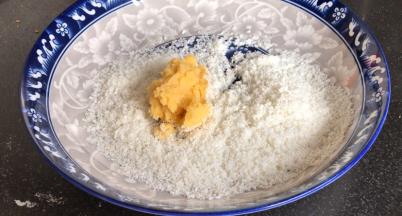 取一小团土豆泥，放入椰蓉中