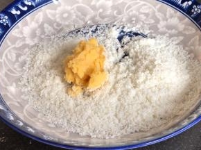 取一小团土豆泥，放入椰蓉中