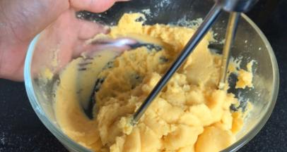 加入红糖、盐、胡椒粉压拌均匀