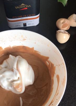 加入三分之一的蛋白霜，炒菜式翻拌均匀（同时烤箱180度预热10分钟）