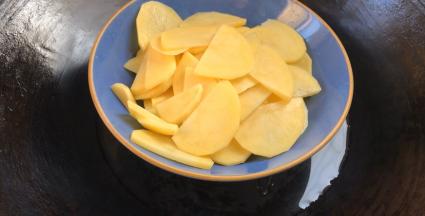 土豆去皮洗净后，切薄片，装入盘中，放入开水锅中蒸15分钟，关火后焖2分钟