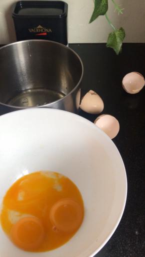 蛋黄和蛋清分别装入容器中中（装蛋清的容器要无油无水的）