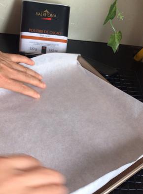 取出后，盖上一层油纸，翻个面倒扣