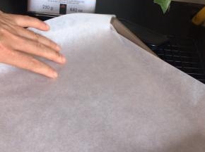 取出后，盖上一层油纸，翻个面倒扣