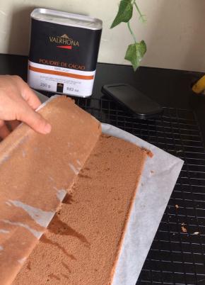 取下上面的油纸，放凉