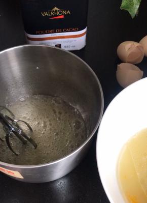 蛋清中加入白醋，用打蛋器低档打发起泡，加入少许白糖（白糖分次加入）启动中档打发至蓬松状态加入第二次白糖