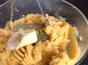 加入室温软化后的黄油，压拌均匀