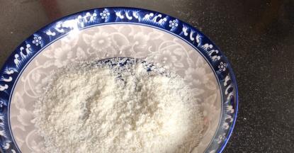 椰蓉放入大点的容器中