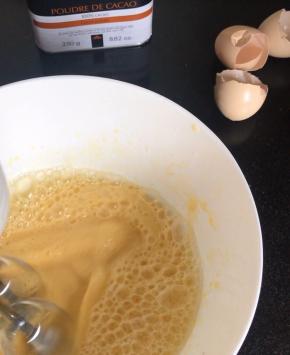 就着打蛋器用低档启动几秒钟，把蛋黄打散均匀