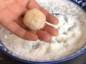 用手把土豆团裹满椰蓉，再搓成圆球