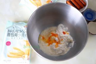 高筋面粉、牛奶、白砂糖、蛋液、盐、干酵母倒入厨师机揉至面粉起筋放入软化的黄油，用高速挡面粉揉至扩展阶段。