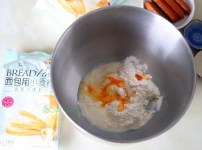 高筋面粉、牛奶、白砂糖、蛋液、盐、干酵母倒入厨师机揉至面粉起筋放入软化的黄油，用高速挡面粉揉至扩展阶段。