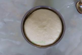 把面团揉至光滑，盖上一块湿布，在室温下发酵到2倍大，第一次发酵完成。