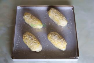 发酵好的面团变至原来的2陪大，取出，表面图一层全蛋液，撒些些芝麻。