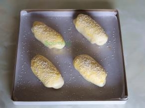 发酵好的面团变至原来的2陪大，取出，表面图一层全蛋液，撒些些芝麻。