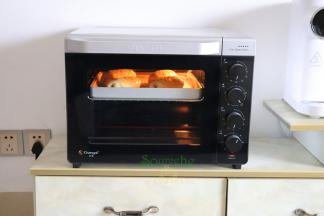 把烤箱的水取出，烤箱预热，180度，上下火，15分钟，放入中层。